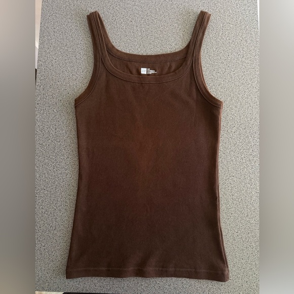 GAP Tops - GAP Tank Top 🤎